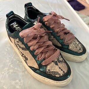 P448 barely worn sneakers! 39